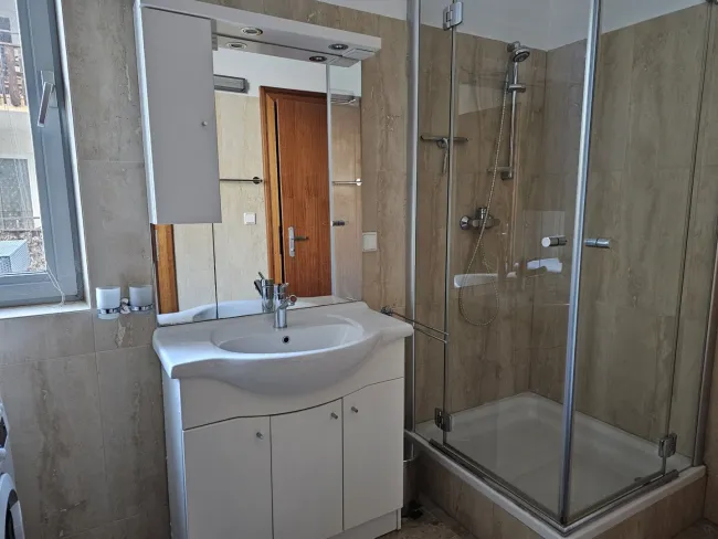 EG-Bad mit Dusche und Fenster