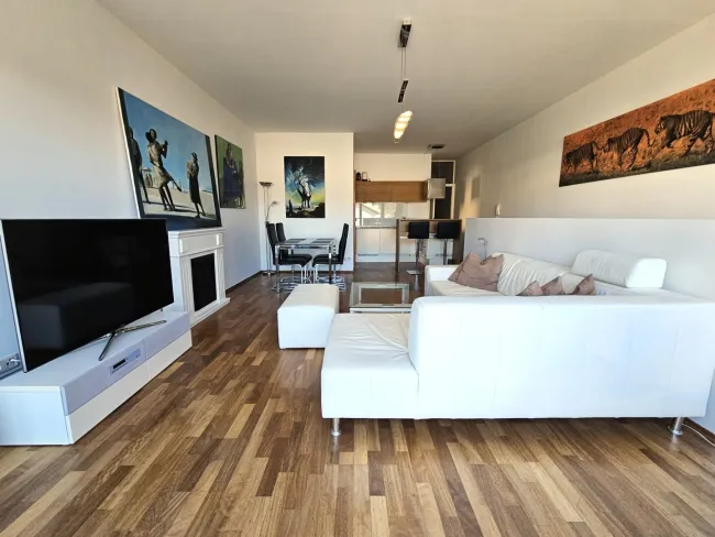 Blick in den offenen Essen-Kochen-Wohnbereich