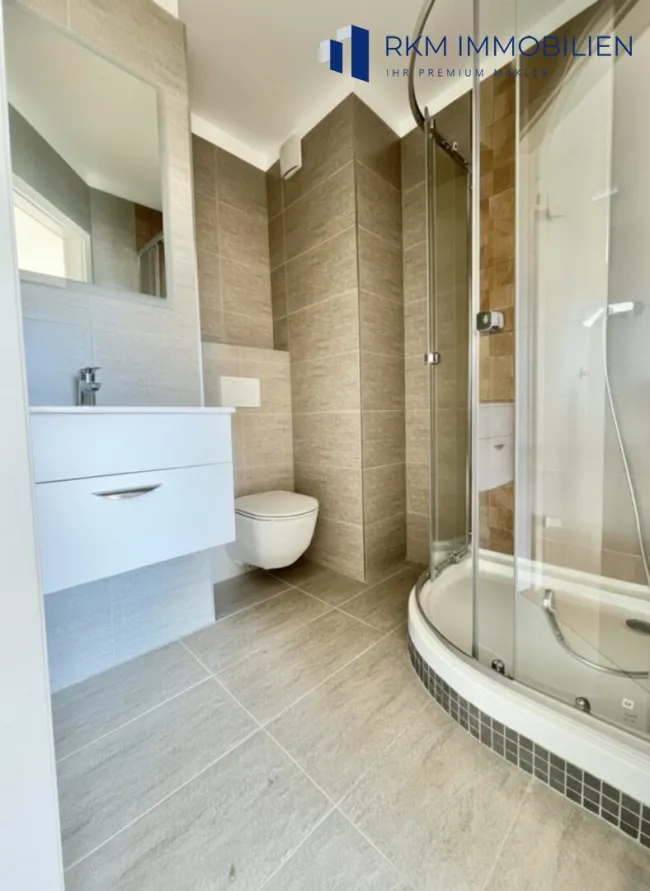 Badezimmer mit Dusche und WC