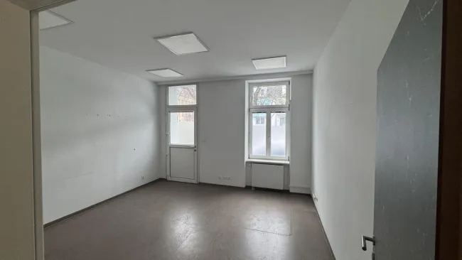 Büro und Wohnung im Wohnungseigentum - Erdgeschoßlage mit zwei Eingängen für vielfältige Nutzung - Bild