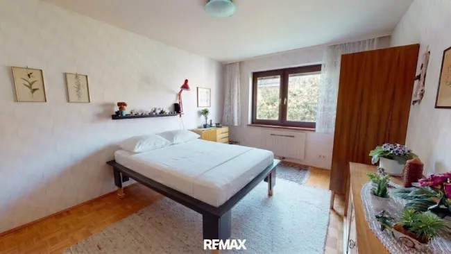 Komplett hof- und südseitige 3-Zimmer-Loggia-Wohnung im 4. Liftstock nahe Aumannplatz - Bild