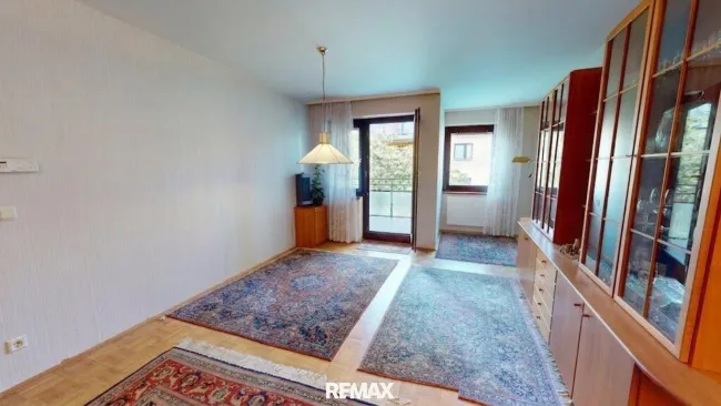 Komplett hof- und südseitige 3-Zimmer-Loggia-Wohnung im 4. Liftstock nahe Aumannplatz - Bild