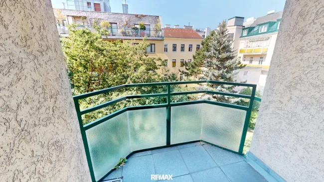 Komplett hof- und südseitige 3-Zimmer-Loggia-Wohnung im 4. Liftstock nahe Aumannplatz - Titelbild