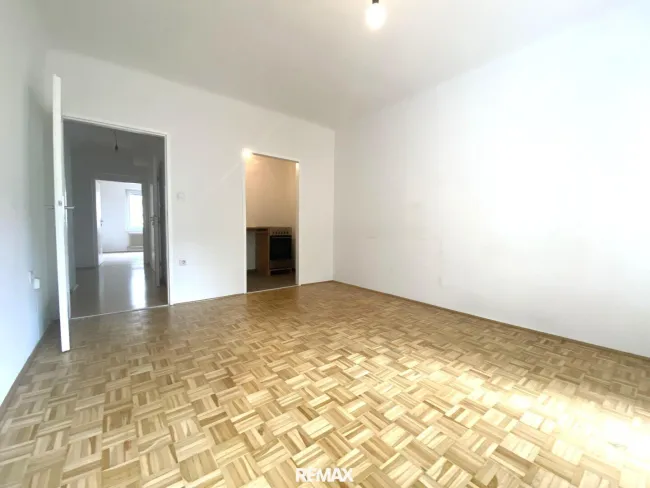 Zimmer mit Loggia und Küchenzugang