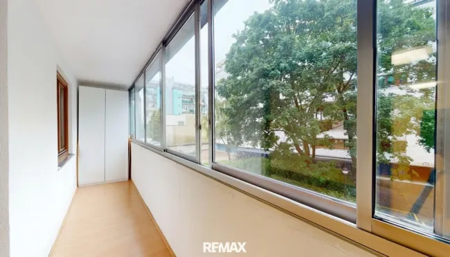 Innenhofseitige 2-Zimmer-Wohnung mit verglaster Loggia in U6-Nähe! - Titelbild