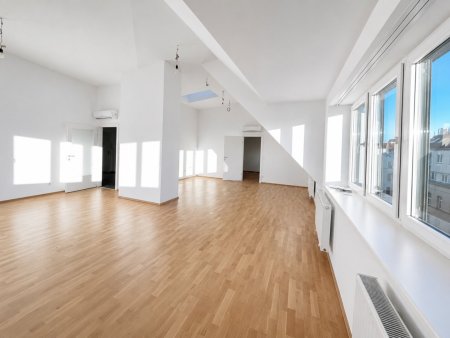 Lichtdurchflutetes Dachgeschossjuwel mit 5 m Raumhöhe und spektakulärem Stadtblick auf 124 m²