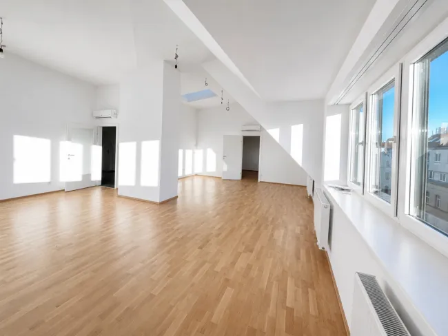 Lichtdurchflutetes Dachgeschossjuwel mit 5 m Raumhöhe und spektakulärem Stadtblick auf 124 m² - Bild