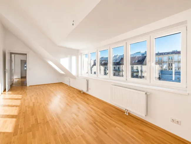Lichtdurchflutetes Dachgeschossjuwel mit 5 m Raumhöhe und spektakulärem Stadtblick auf 124 m² - Bild
