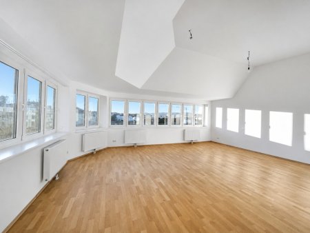 Lichtdurchflutetes Dachgeschossjuwel mit 5 m Raumhöhe und spektakulärem Stadtblick auf 124 m²