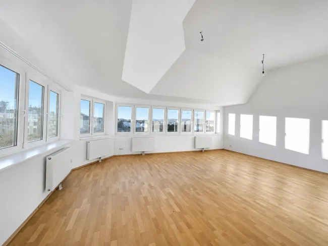 Lichtdurchflutetes Dachgeschossjuwel mit 5 m Raumhöhe und spektakulärem Stadtblick auf 124 m² - Titelbild