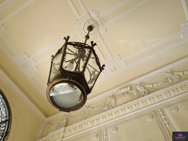 Lampen und Stuck im Foyer
