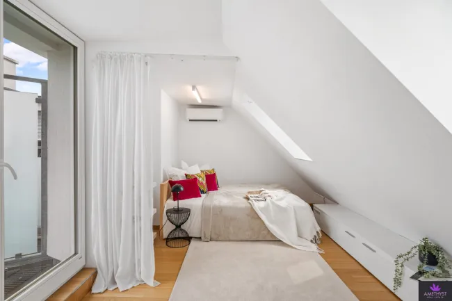Galeriezimmer mit Ausgang auf die Terrasse