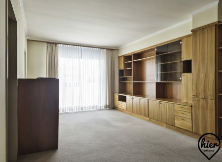 Sonnige 2-Zimmer-Loggia-Wohnung mit Einbauküche & Parkplatz – Perfekt für Paare!