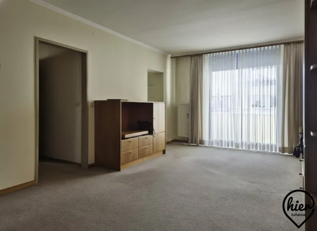Sonnige 2-Zimmer-Loggia-Wohnung mit Einbauküche & Parkplatz – Perfekt für Paare! - Bild