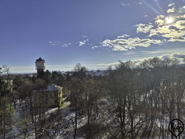 Sonnige 2-Zimmer-Loggia-Wohnung mit Einbauküche & Parkplatz – Perfekt für Paare! - Titelbild