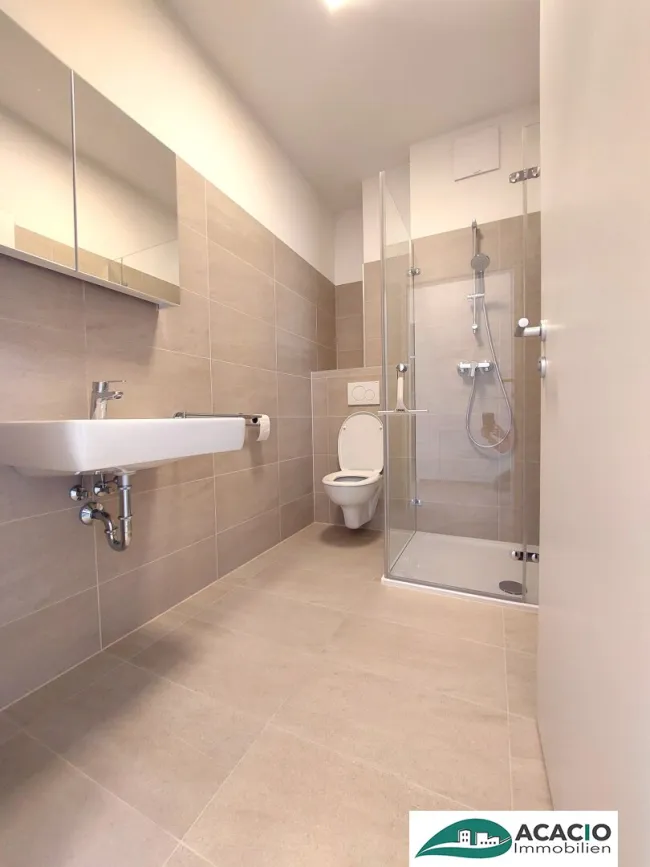 geräumige 4-Zimmer Dachgeschoßwohnung mit zwei großen Terrassen zum Wohlfühlen! Leben im Grünen, aber nahe der Stadt! Tiefgaragenplatz optional verfügbar! - Bild