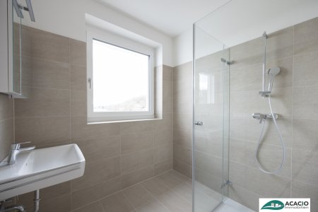 3-Zimmer Wohnung mit Tageslicht-Bad und Eck-Balkon zum Wohlfühlen! Leben im Grünen, aber nahe der Stadt! Tiefgaragenplatz optional verfügbar!
