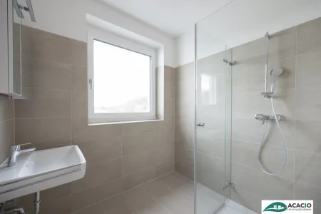 3-Zimmer Wohnung mit Tageslicht-Bad und Eck-Balkon zum Wohlfühlen! Leben im Grünen, aber nahe der Stadt! Tiefgaragenplatz optional verfügbar!
