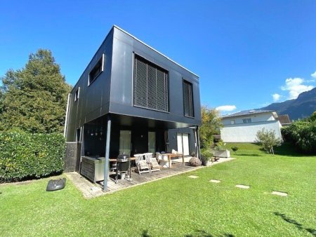 Exklusives Einfamilienhaus mit Garten, Terrassen und hochwertiger Ausstattung zu vermieten!
