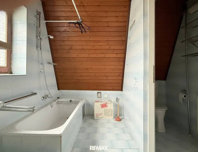 Dachgeschoss - Badezimmer und WC