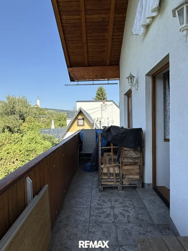 Balkon mit Holzlager