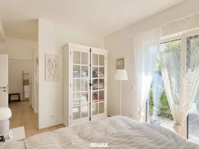 Schlafzimmer mit Garderobe und Badezimmer