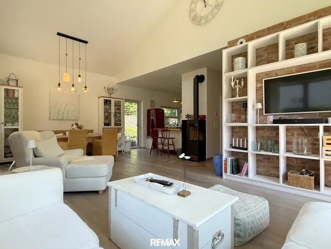 Wohnzimmer mit offener Küche