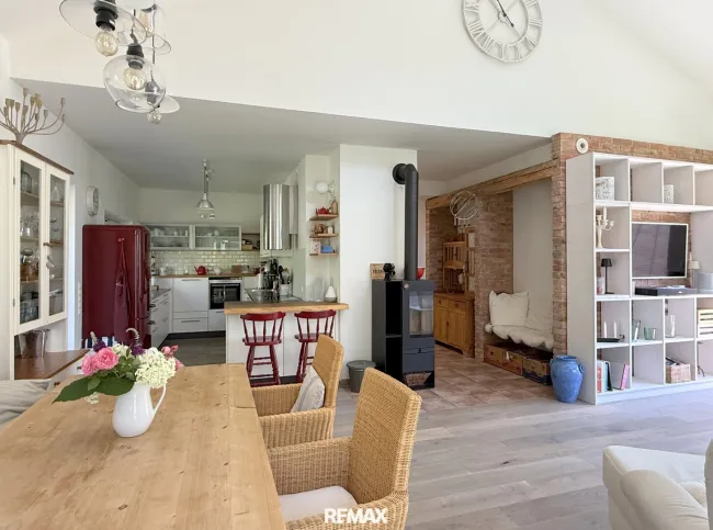 Wohnzimmer mit offener Küche