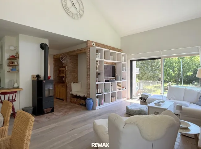 Wohnzimmer mit offener Küche