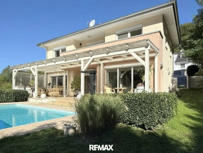 Haus und Pool