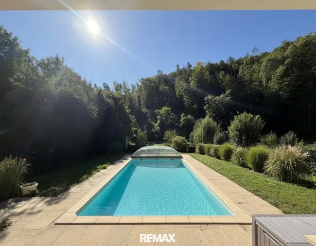 Pool mit Waldblick