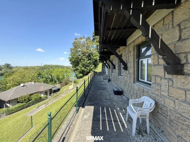 Entlang des Hauses