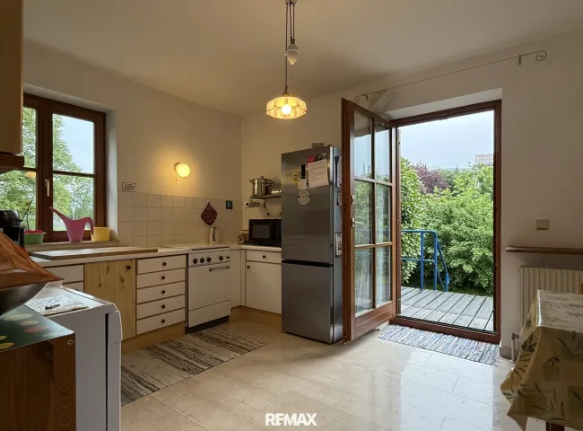 Küche mit Ausgang in den Garten