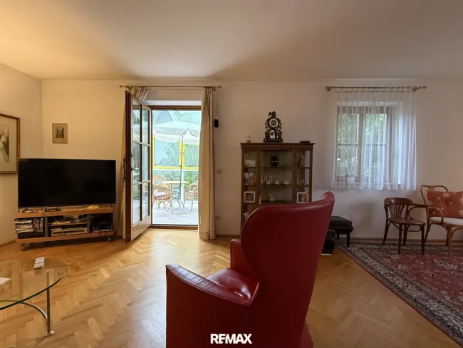 Wohnzimmer mit Zugang zum Wintergarten