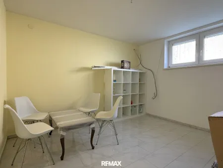 weiteres Zimmer im Untergeschoss