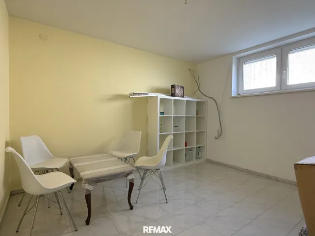 weiteres Zimmer im Untergeschoss