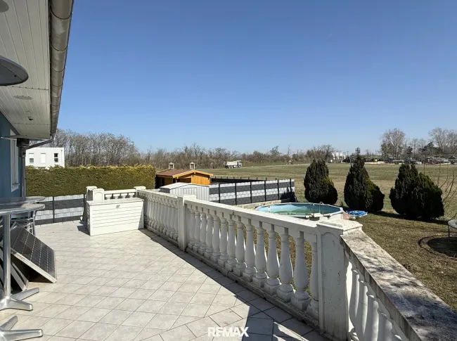 Terrasse mit Blick aufs Feld