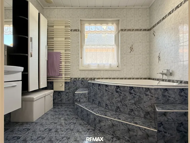 Badezimmer mit Eckbadewanne
