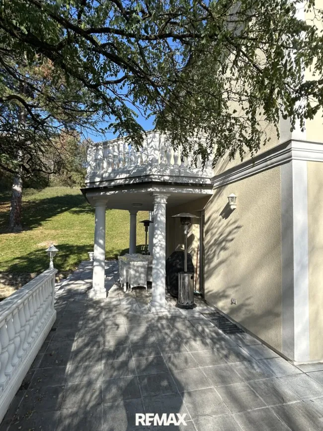 seitliche Terrasse mit Balkon