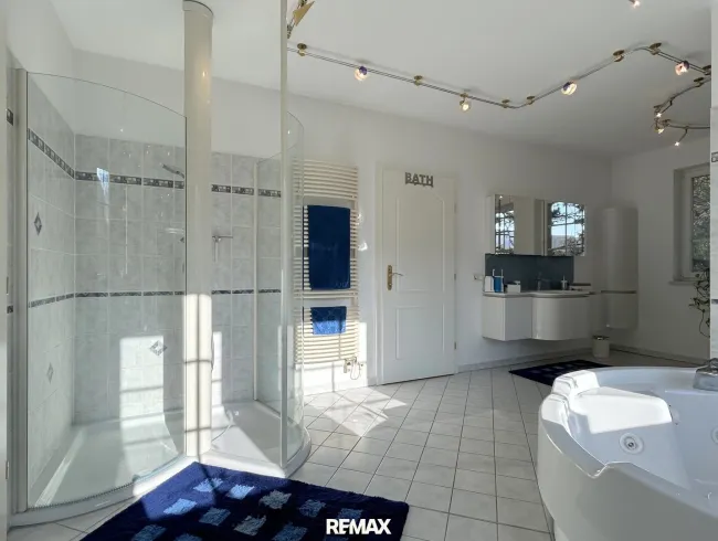 Badezimmer mit Dusche und Whirlpool - Obergeschoss