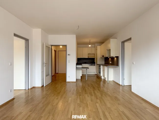 Wohnzimmer mit offener Küche