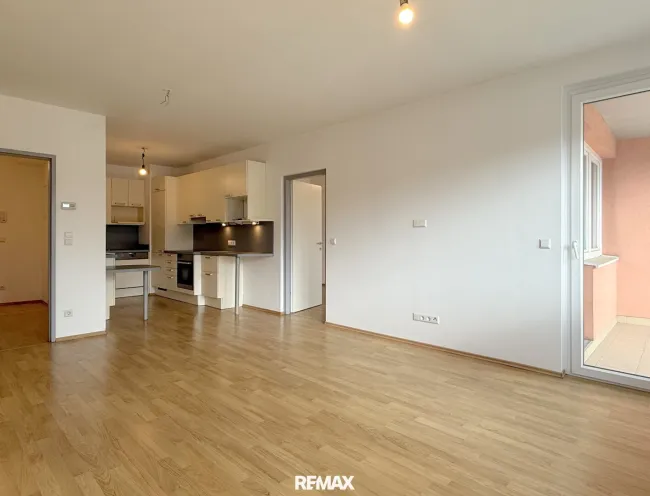 Wohnzimmer mit offener Küche