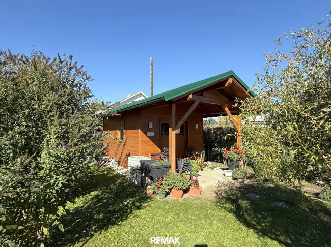eigener Garten mit Holzhaus