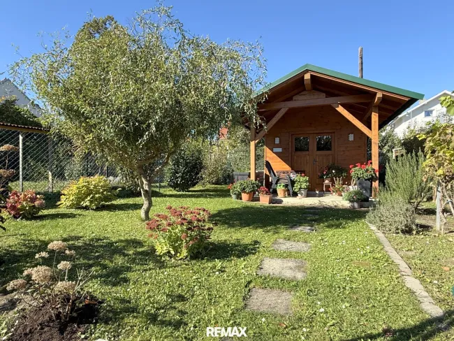 eigener Garten mit Holzhaus