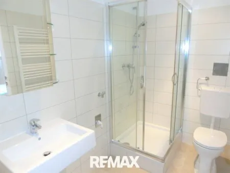 Bad mit Dusche und WC