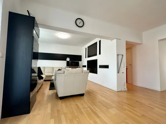 KLAGENFURT! ZENTRALE STADTWOHNUNG NEBEN ÖGK MIT ATEMBERAUBENDEM BLICK ÜBER KLAGENFURT – NUR 7 GEHMINUTEN ZUM HAUPTBAHNHOF, MIT DIREKTER KORALMBAHN-VERBINDUNG NACH GRAZ IN CA. 42 MINUTEN! - Bild