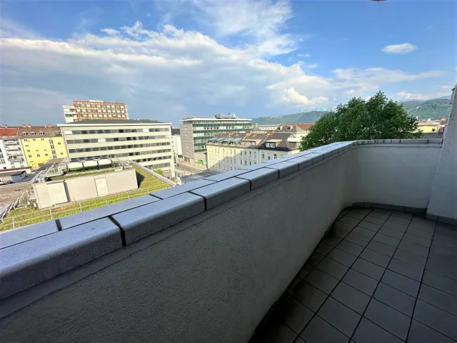 KLAGENFURT! ZENTRALE STADTWOHNUNG NEBEN ÖGK MIT ATEMBERAUBENDEM BLICK ÜBER KLAGENFURT – NUR 7 GEHMINUTEN ZUM HAUPTBAHNHOF, MIT DIREKTER KORALMBAHN-VERBINDUNG NACH GRAZ IN CA. 42 MINUTEN! - Titelbild