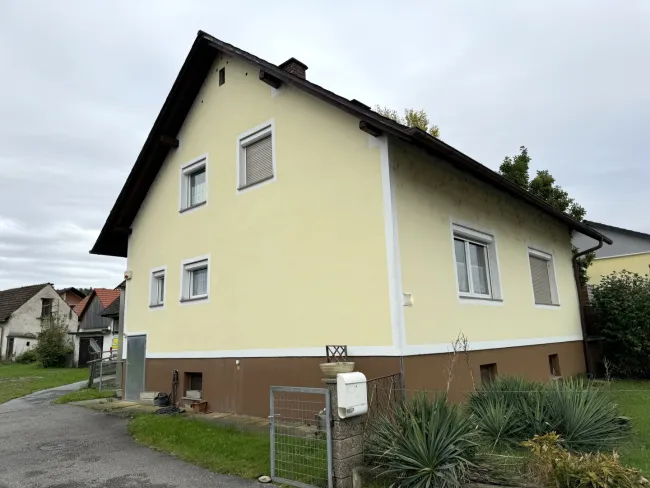 Einfamilienhaus mit großem Grundstück – auch für Landwirtschaft & Anleger interessant, Pferdehaltung - Titelbild