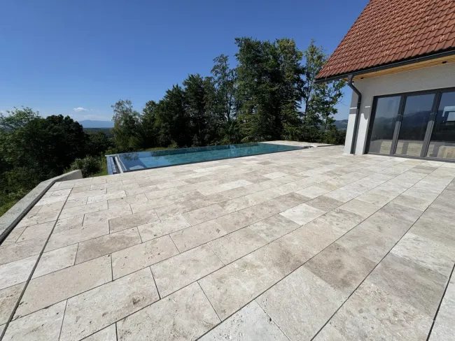 Exklusives Chalet in St. Johann i. Saggautal-Eichberg – Traumlage mit Infinity-Pool und Panoramablick, Neubau - Bild
