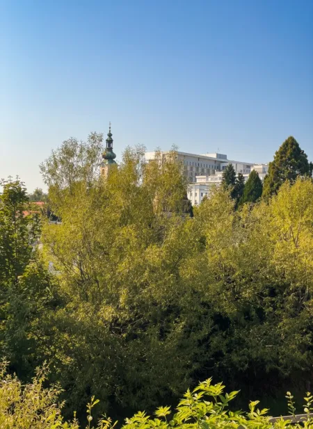 Nähe LKH - Perfekte Lage Charmante, gemütliche und sonnige 3-Zimmer-Wohnung mit Balkon mit Blick ins Grüne und auf den Leonhardbach!